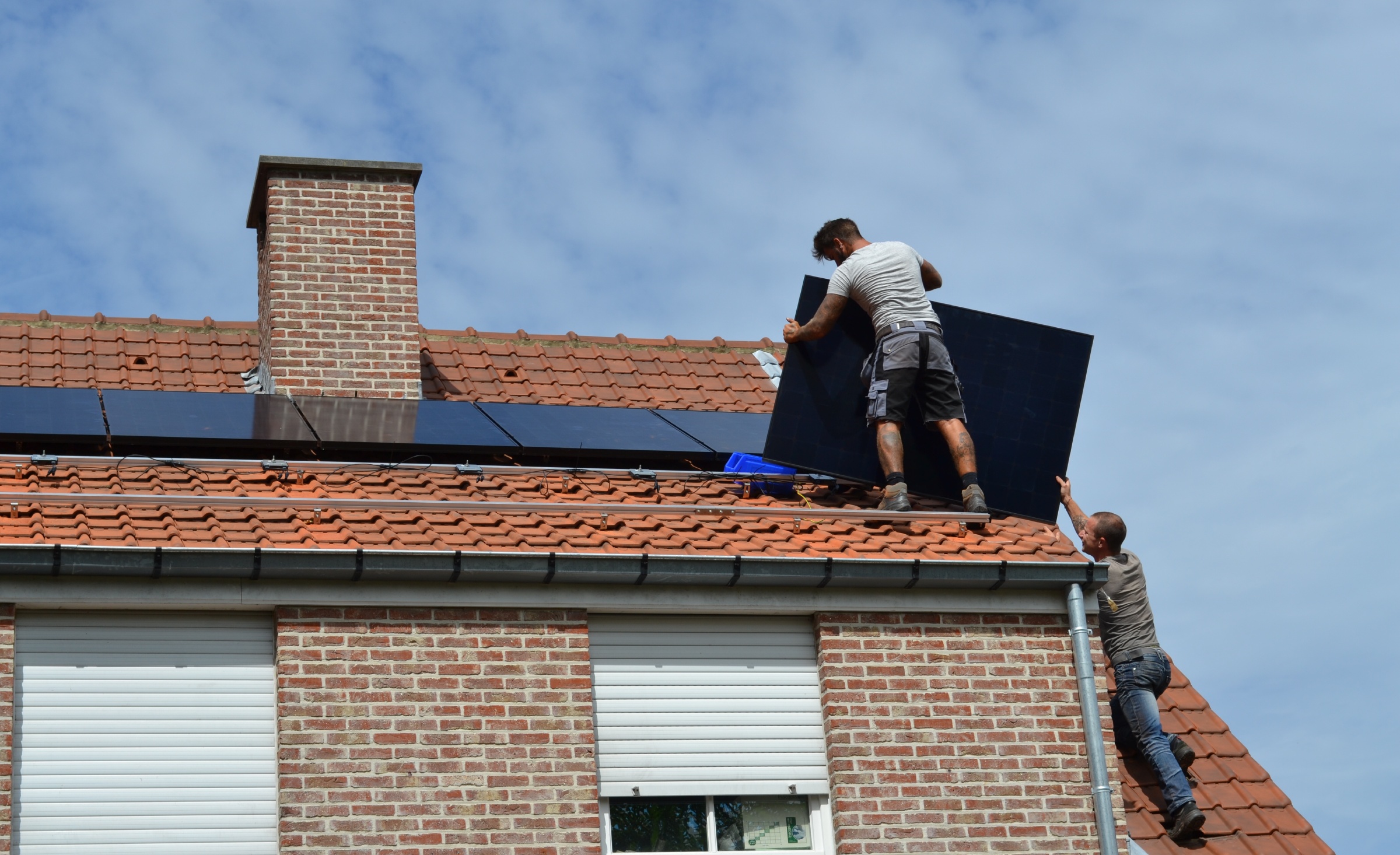 Zonnepanelen op een dak